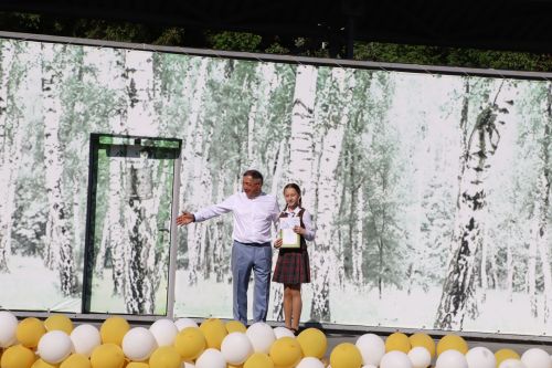 “Сабантуй” спорт-мәдәни комплексында Бөтенроссия конкурсларының муниципаль этабында җиңүче укытучы-тәрбиячеләр, район, республика фән олимпиадаларында катнашып күркәм уңышларга ирешкән укучылар һәм аларның әти-әниләре  хөрмәтләнде
