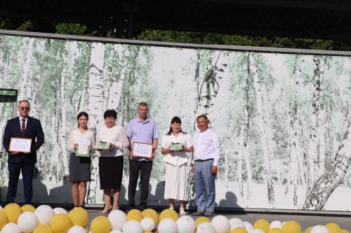 “Сабантуй” спорт-мәдәни комплексында Бөтенроссия конкурсларының муниципаль этабында җиңүче укытучы-тәрбиячеләр, район, республика фән олимпиадаларында катнашып күркәм уңышларга ирешкән укучылар һәм аларның әти-әниләре  хөрмәтләнде