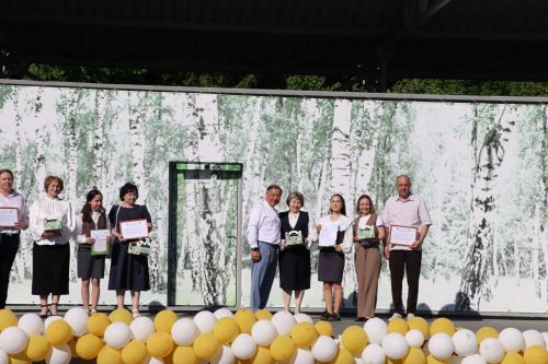 “Сабантуй” спорт-мәдәни комплексында Бөтенроссия конкурсларының муниципаль этабында җиңүче укытучы-тәрбиячеләр, район, республика фән олимпиадаларында катнашып күркәм уңышларга ирешкән укучылар һәм аларның әти-әниләре  хөрмәтләнде