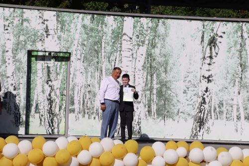 “Сабантуй” спорт-мәдәни комплексында Бөтенроссия конкурсларының муниципаль этабында җиңүче укытучы-тәрбиячеләр, район, республика фән олимпиадаларында катнашып күркәм уңышларга ирешкән укучылар һәм аларның әти-әниләре  хөрмәтләнде