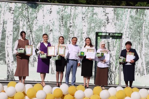 “Сабантуй” спорт-мәдәни комплексында Бөтенроссия конкурсларының муниципаль этабында җиңүче укытучы-тәрбиячеләр, район, республика фән олимпиадаларында катнашып күркәм уңышларга ирешкән укучылар һәм аларның әти-әниләре  хөрмәтләнде