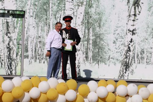 “Сабантуй” спорт-мәдәни комплексында Бөтенроссия конкурсларының муниципаль этабында җиңүче укытучы-тәрбиячеләр, район, республика фән олимпиадаларында катнашып күркәм уңышларга ирешкән укучылар һәм аларның әти-әниләре  хөрмәтләнде