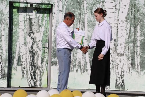 “Сабантуй” спорт-мәдәни комплексында Бөтенроссия конкурсларының муниципаль этабында җиңүче укытучы-тәрбиячеләр, район, республика фән олимпиадаларында катнашып күркәм уңышларга ирешкән укучылар һәм аларның әти-әниләре  хөрмәтләнде