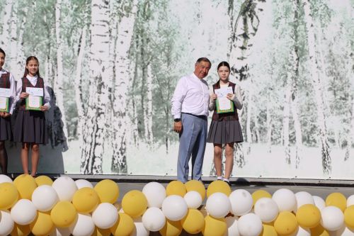 “Сабантуй” спорт-мәдәни комплексында Бөтенроссия конкурсларының муниципаль этабында җиңүче укытучы-тәрбиячеләр, район, республика фән олимпиадаларында катнашып күркәм уңышларга ирешкән укучылар һәм аларның әти-әниләре  хөрмәтләнде