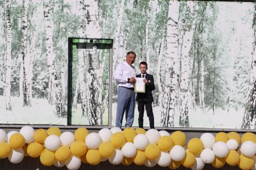 “Сабантуй” спорт-мәдәни комплексында Бөтенроссия конкурсларының муниципаль этабында җиңүче укытучы-тәрбиячеләр, район, республика фән олимпиадаларында катнашып күркәм уңышларга ирешкән укучылар һәм аларның әти-әниләре  хөрмәтләнде