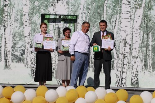 “Сабантуй” спорт-мәдәни комплексында Бөтенроссия конкурсларының муниципаль этабында җиңүче укытучы-тәрбиячеләр, район, республика фән олимпиадаларында катнашып күркәм уңышларга ирешкән укучылар һәм аларның әти-әниләре  хөрмәтләнде