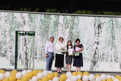 “Сабантуй” спорт-мәдәни комплексында Бөтенроссия конкурсларының муниципаль этабында җиңүче укытучы-тәрбиячеләр, район, республика фән олимпиадаларында катнашып күркәм уңышларга ирешкән укучылар һәм аларның әти-әниләре  хөрмәтләнде