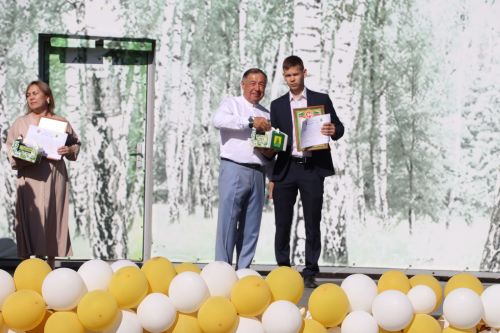 “Сабантуй” спорт-мәдәни комплексында Бөтенроссия конкурсларының муниципаль этабында җиңүче укытучы-тәрбиячеләр, район, республика фән олимпиадаларында катнашып күркәм уңышларга ирешкән укучылар һәм аларның әти-әниләре  хөрмәтләнде
