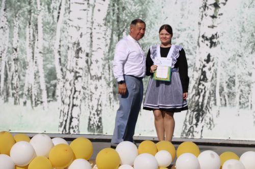“Сабантуй” спорт-мәдәни комплексында Бөтенроссия конкурсларының муниципаль этабында җиңүче укытучы-тәрбиячеләр, район, республика фән олимпиадаларында катнашып күркәм уңышларга ирешкән укучылар һәм аларның әти-әниләре  хөрмәтләнде