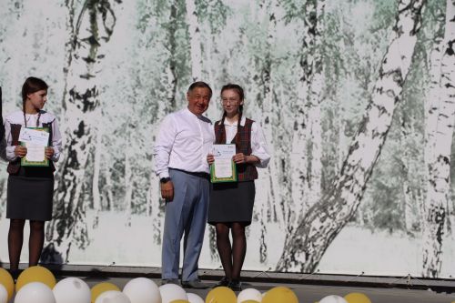 “Сабантуй” спорт-мәдәни комплексында Бөтенроссия конкурсларының муниципаль этабында җиңүче укытучы-тәрбиячеләр, район, республика фән олимпиадаларында катнашып күркәм уңышларга ирешкән укучылар һәм аларның әти-әниләре  хөрмәтләнде
