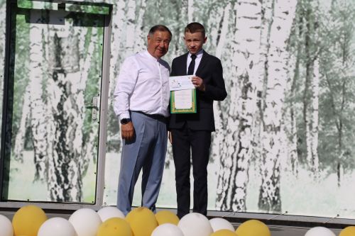 “Сабантуй” спорт-мәдәни комплексында Бөтенроссия конкурсларының муниципаль этабында җиңүче укытучы-тәрбиячеләр, район, республика фән олимпиадаларында катнашып күркәм уңышларга ирешкән укучылар һәм аларның әти-әниләре  хөрмәтләнде
