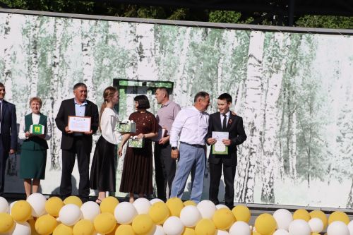“Сабантуй” спорт-мәдәни комплексында Бөтенроссия конкурсларының муниципаль этабында җиңүче укытучы-тәрбиячеләр, район, республика фән олимпиадаларында катнашып күркәм уңышларга ирешкән укучылар һәм аларның әти-әниләре  хөрмәтләнде