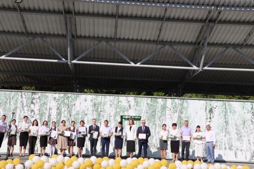 “Сабантуй” спорт-мәдәни комплексында Бөтенроссия конкурсларының муниципаль этабында җиңүче укытучы-тәрбиячеләр, район, республика фән олимпиадаларында катнашып күркәм уңышларга ирешкән укучылар һәм аларның әти-әниләре  хөрмәтләнде