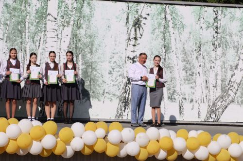 “Сабантуй” спорт-мәдәни комплексында Бөтенроссия конкурсларының муниципаль этабында җиңүче укытучы-тәрбиячеләр, район, республика фән олимпиадаларында катнашып күркәм уңышларга ирешкән укучылар һәм аларның әти-әниләре  хөрмәтләнде