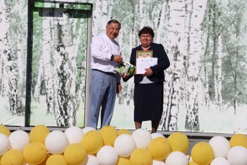 “Сабантуй” спорт-мәдәни комплексында Бөтенроссия конкурсларының муниципаль этабында җиңүче укытучы-тәрбиячеләр, район, республика фән олимпиадаларында катнашып күркәм уңышларга ирешкән укучылар һәм аларның әти-әниләре  хөрмәтләнде