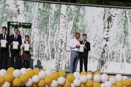 “Сабантуй” спорт-мәдәни комплексында Бөтенроссия конкурсларының муниципаль этабында җиңүче укытучы-тәрбиячеләр, район, республика фән олимпиадаларында катнашып күркәм уңышларга ирешкән укучылар һәм аларның әти-әниләре  хөрмәтләнде