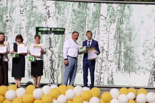 “Сабантуй” спорт-мәдәни комплексында Бөтенроссия конкурсларының муниципаль этабында җиңүче укытучы-тәрбиячеләр, район, республика фән олимпиадаларында катнашып күркәм уңышларга ирешкән укучылар һәм аларның әти-әниләре  хөрмәтләнде