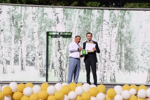 “Сабантуй” спорт-мәдәни комплексында Бөтенроссия конкурсларының муниципаль этабында җиңүче укытучы-тәрбиячеләр, район, республика фән олимпиадаларында катнашып күркәм уңышларга ирешкән укучылар һәм аларның әти-әниләре  хөрмәтләнде