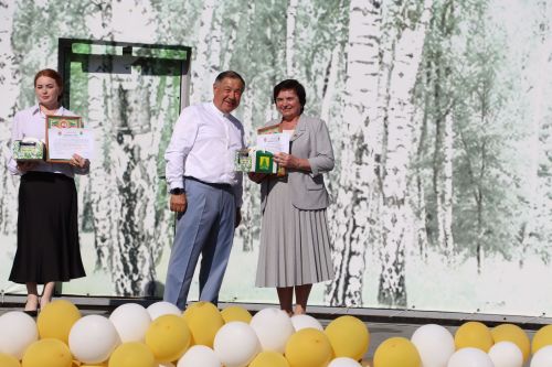 “Сабантуй” спорт-мәдәни комплексында Бөтенроссия конкурсларының муниципаль этабында җиңүче укытучы-тәрбиячеләр, район, республика фән олимпиадаларында катнашып күркәм уңышларга ирешкән укучылар һәм аларның әти-әниләре  хөрмәтләнде