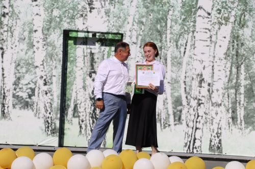 “Сабантуй” спорт-мәдәни комплексында Бөтенроссия конкурсларының муниципаль этабында җиңүче укытучы-тәрбиячеләр, район, республика фән олимпиадаларында катнашып күркәм уңышларга ирешкән укучылар һәм аларның әти-әниләре  хөрмәтләнде