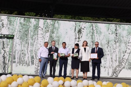 “Сабантуй” спорт-мәдәни комплексында Бөтенроссия конкурсларының муниципаль этабында җиңүче укытучы-тәрбиячеләр, район, республика фән олимпиадаларында катнашып күркәм уңышларга ирешкән укучылар һәм аларның әти-әниләре  хөрмәтләнде
