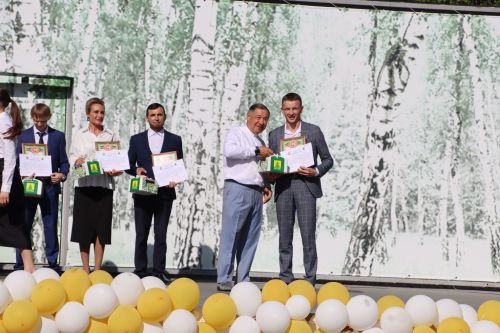 “Сабантуй” спорт-мәдәни комплексында Бөтенроссия конкурсларының муниципаль этабында җиңүче укытучы-тәрбиячеләр, район, республика фән олимпиадаларында катнашып күркәм уңышларга ирешкән укучылар һәм аларның әти-әниләре  хөрмәтләнде