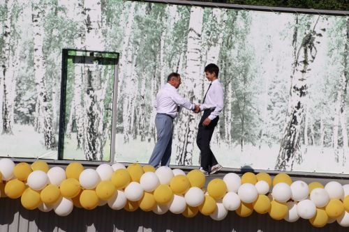 “Сабантуй” спорт-мәдәни комплексында Бөтенроссия конкурсларының муниципаль этабында җиңүче укытучы-тәрбиячеләр, район, республика фән олимпиадаларында катнашып күркәм уңышларга ирешкән укучылар һәм аларның әти-әниләре  хөрмәтләнде