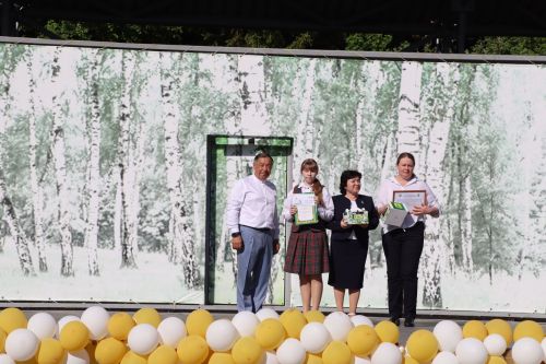 “Сабантуй” спорт-мәдәни комплексында Бөтенроссия конкурсларының муниципаль этабында җиңүче укытучы-тәрбиячеләр, район, республика фән олимпиадаларында катнашып күркәм уңышларга ирешкән укучылар һәм аларның әти-әниләре  хөрмәтләнде
