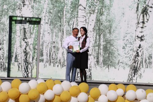 “Сабантуй” спорт-мәдәни комплексында Бөтенроссия конкурсларының муниципаль этабында җиңүче укытучы-тәрбиячеләр, район, республика фән олимпиадаларында катнашып күркәм уңышларга ирешкән укучылар һәм аларның әти-әниләре  хөрмәтләнде