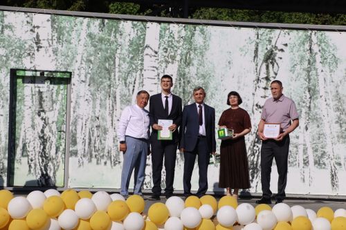 “Сабантуй” спорт-мәдәни комплексында Бөтенроссия конкурсларының муниципаль этабында җиңүче укытучы-тәрбиячеләр, район, республика фән олимпиадаларында катнашып күркәм уңышларга ирешкән укучылар һәм аларның әти-әниләре  хөрмәтләнде