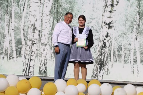 “Сабантуй” спорт-мәдәни комплексында Бөтенроссия конкурсларының муниципаль этабында җиңүче укытучы-тәрбиячеләр, район, республика фән олимпиадаларында катнашып күркәм уңышларга ирешкән укучылар һәм аларның әти-әниләре  хөрмәтләнде