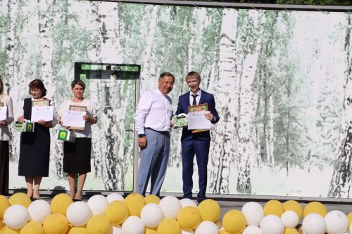 “Сабантуй” спорт-мәдәни комплексында Бөтенроссия конкурсларының муниципаль этабында җиңүче укытучы-тәрбиячеләр, район, республика фән олимпиадаларында катнашып күркәм уңышларга ирешкән укучылар һәм аларның әти-әниләре  хөрмәтләнде