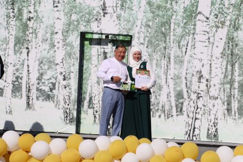 “Сабантуй” спорт-мәдәни комплексында Бөтенроссия конкурсларының муниципаль этабында җиңүче укытучы-тәрбиячеләр, район, республика фән олимпиадаларында катнашып күркәм уңышларга ирешкән укучылар һәм аларның әти-әниләре  хөрмәтләнде