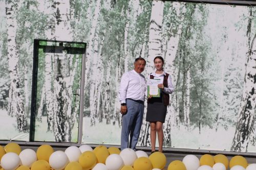 “Сабантуй” спорт-мәдәни комплексында Бөтенроссия конкурсларының муниципаль этабында җиңүче укытучы-тәрбиячеләр, район, республика фән олимпиадаларында катнашып күркәм уңышларга ирешкән укучылар һәм аларның әти-әниләре  хөрмәтләнде