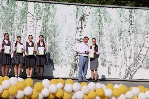 “Сабантуй” спорт-мәдәни комплексында Бөтенроссия конкурсларының муниципаль этабында җиңүче укытучы-тәрбиячеләр, район, республика фән олимпиадаларында катнашып күркәм уңышларга ирешкән укучылар һәм аларның әти-әниләре  хөрмәтләнде