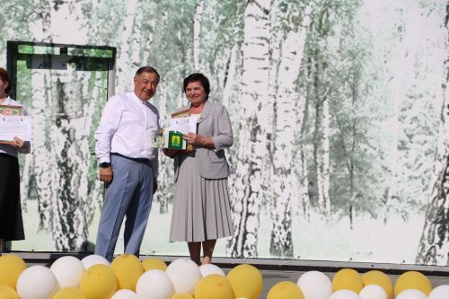 “Сабантуй” спорт-мәдәни комплексында Бөтенроссия конкурсларының муниципаль этабында җиңүче укытучы-тәрбиячеләр, район, республика фән олимпиадаларында катнашып күркәм уңышларга ирешкән укучылар һәм аларның әти-әниләре  хөрмәтләнде