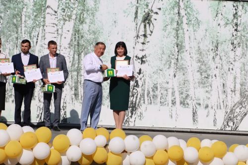 “Сабантуй” спорт-мәдәни комплексында Бөтенроссия конкурсларының муниципаль этабында җиңүче укытучы-тәрбиячеләр, район, республика фән олимпиадаларында катнашып күркәм уңышларга ирешкән укучылар һәм аларның әти-әниләре  хөрмәтләнде