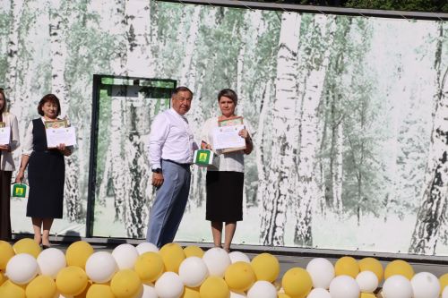 “Сабантуй” спорт-мәдәни комплексында Бөтенроссия конкурсларының муниципаль этабында җиңүче укытучы-тәрбиячеләр, район, республика фән олимпиадаларында катнашып күркәм уңышларга ирешкән укучылар һәм аларның әти-әниләре  хөрмәтләнде