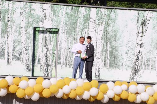 “Сабантуй” спорт-мәдәни комплексында Бөтенроссия конкурсларының муниципаль этабында җиңүче укытучы-тәрбиячеләр, район, республика фән олимпиадаларында катнашып күркәм уңышларга ирешкән укучылар һәм аларның әти-әниләре  хөрмәтләнде
