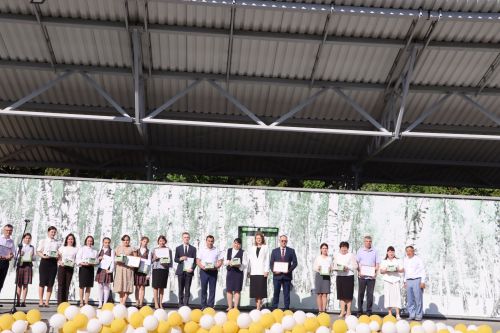 “Сабантуй” спорт-мәдәни комплексында Бөтенроссия конкурсларының муниципаль этабында җиңүче укытучы-тәрбиячеләр, район, республика фән олимпиадаларында катнашып күркәм уңышларга ирешкән укучылар һәм аларның әти-әниләре  хөрмәтләнде