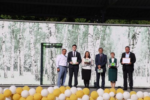 “Сабантуй” спорт-мәдәни комплексында Бөтенроссия конкурсларының муниципаль этабында җиңүче укытучы-тәрбиячеләр, район, республика фән олимпиадаларында катнашып күркәм уңышларга ирешкән укучылар һәм аларның әти-әниләре  хөрмәтләнде