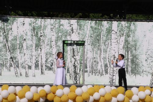 “Сабантуй” спорт-мәдәни комплексында Бөтенроссия конкурсларының муниципаль этабында җиңүче укытучы-тәрбиячеләр, район, республика фән олимпиадаларында катнашып күркәм уңышларга ирешкән укучылар һәм аларның әти-әниләре  хөрмәтләнде