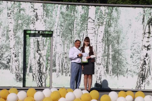“Сабантуй” спорт-мәдәни комплексында Бөтенроссия конкурсларының муниципаль этабында җиңүче укытучы-тәрбиячеләр, район, республика фән олимпиадаларында катнашып күркәм уңышларга ирешкән укучылар һәм аларның әти-әниләре  хөрмәтләнде