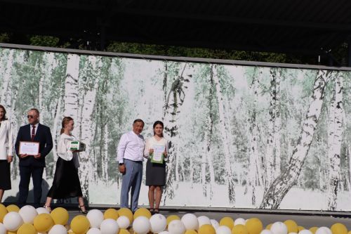 “Сабантуй” спорт-мәдәни комплексында Бөтенроссия конкурсларының муниципаль этабында җиңүче укытучы-тәрбиячеләр, район, республика фән олимпиадаларында катнашып күркәм уңышларга ирешкән укучылар һәм аларның әти-әниләре  хөрмәтләнде