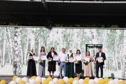 “Сабантуй” спорт-мәдәни комплексында Бөтенроссия конкурсларының муниципаль этабында җиңүче укытучы-тәрбиячеләр, район, республика фән олимпиадаларында катнашып күркәм уңышларга ирешкән укучылар һәм аларның әти-әниләре  хөрмәтләнде