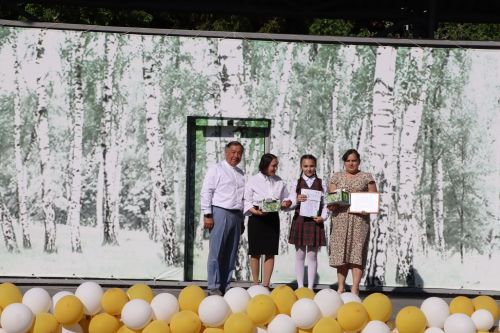 “Сабантуй” спорт-мәдәни комплексында Бөтенроссия конкурсларының муниципаль этабында җиңүче укытучы-тәрбиячеләр, район, республика фән олимпиадаларында катнашып күркәм уңышларга ирешкән укучылар һәм аларның әти-әниләре  хөрмәтләнде