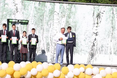 “Сабантуй” спорт-мәдәни комплексында Бөтенроссия конкурсларының муниципаль этабында җиңүче укытучы-тәрбиячеләр, район, республика фән олимпиадаларында катнашып күркәм уңышларга ирешкән укучылар һәм аларның әти-әниләре  хөрмәтләнде