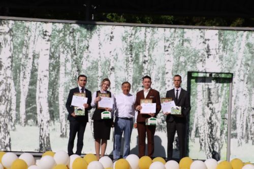 “Сабантуй” спорт-мәдәни комплексында Бөтенроссия конкурсларының муниципаль этабында җиңүче укытучы-тәрбиячеләр, район, республика фән олимпиадаларында катнашып күркәм уңышларга ирешкән укучылар һәм аларның әти-әниләре  хөрмәтләнде