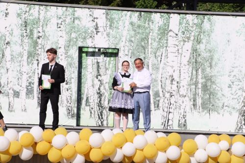 “Сабантуй” спорт-мәдәни комплексында Бөтенроссия конкурсларының муниципаль этабында җиңүче укытучы-тәрбиячеләр, район, республика фән олимпиадаларында катнашып күркәм уңышларга ирешкән укучылар һәм аларның әти-әниләре  хөрмәтләнде
