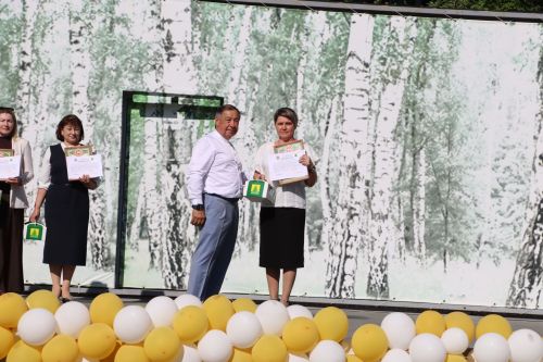 “Сабантуй” спорт-мәдәни комплексында Бөтенроссия конкурсларының муниципаль этабында җиңүче укытучы-тәрбиячеләр, район, республика фән олимпиадаларында катнашып күркәм уңышларга ирешкән укучылар һәм аларның әти-әниләре  хөрмәтләнде
